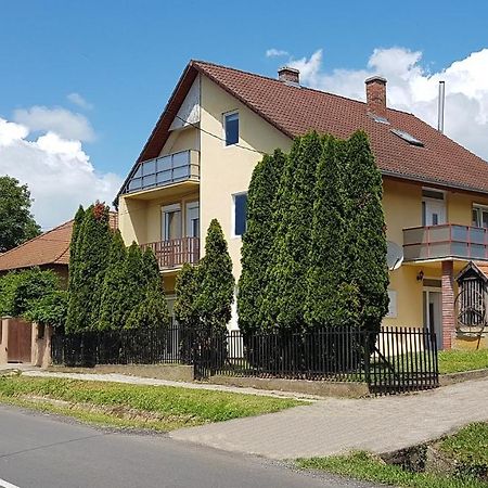 Grosses Ferienhaus Plattensee Balaton - Nyaralo Haz 6 Szobaval, 5 Fuerdoszobaval, 3000 Nm Apartment Szolad Exterior foto