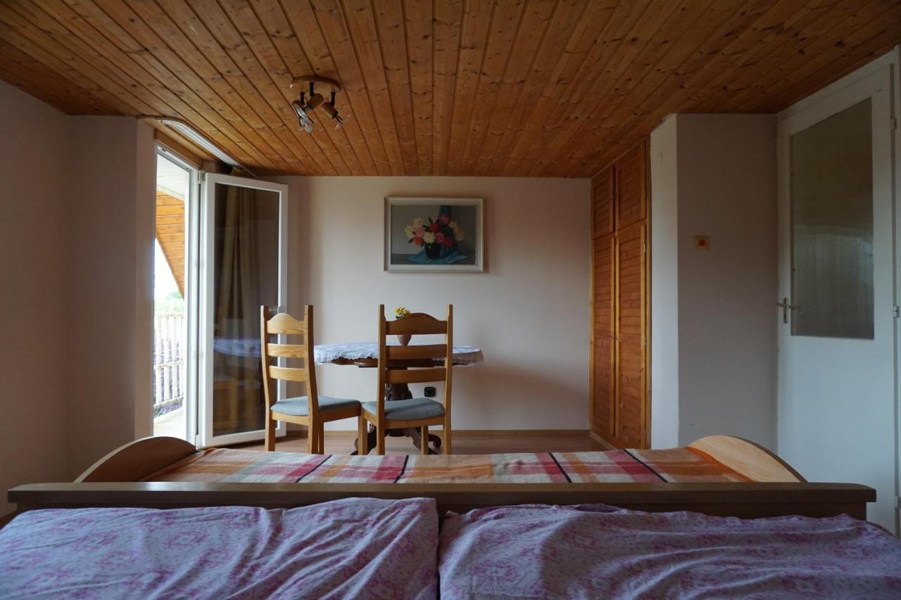 Grosses Ferienhaus Plattensee Balaton - Nyaralo Haz 6 Szobaval, 5 Fuerdoszobaval, 3000 Nm Apartment Szolad Exterior foto