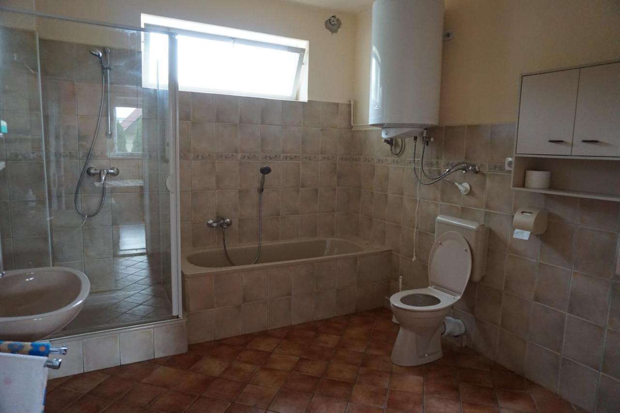 Grosses Ferienhaus Plattensee Balaton - Nyaralo Haz 6 Szobaval, 5 Fuerdoszobaval, 3000 Nm Apartment Szolad Exterior foto