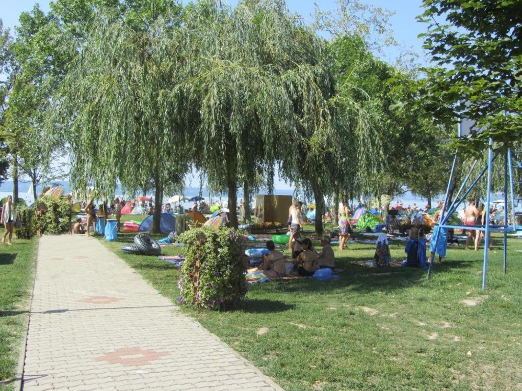 Grosses Ferienhaus Plattensee Balaton - Nyaralo Haz 6 Szobaval, 5 Fuerdoszobaval, 3000 Nm Apartment Szolad Exterior foto