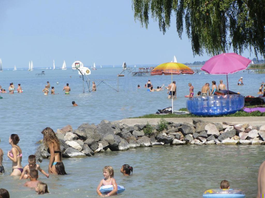 Grosses Ferienhaus Plattensee Balaton - Nyaralo Haz 6 Szobaval, 5 Fuerdoszobaval, 3000 Nm Apartment Szolad Exterior foto