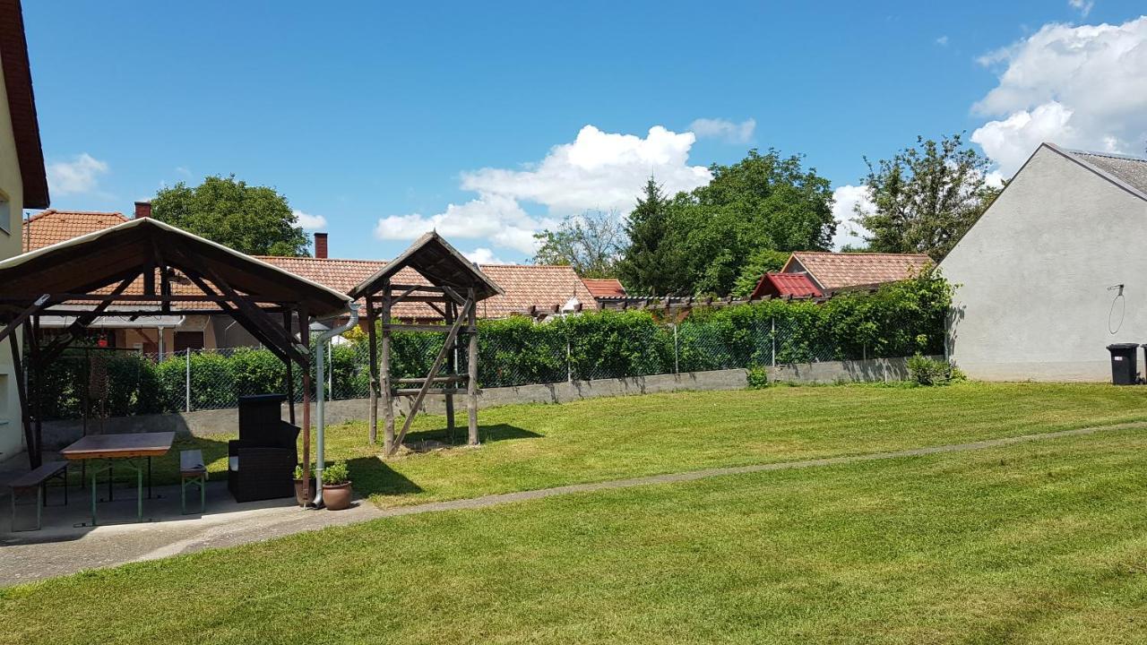 Grosses Ferienhaus Plattensee Balaton - Nyaralo Haz 6 Szobaval, 5 Fuerdoszobaval, 3000 Nm Apartment Szolad Exterior foto